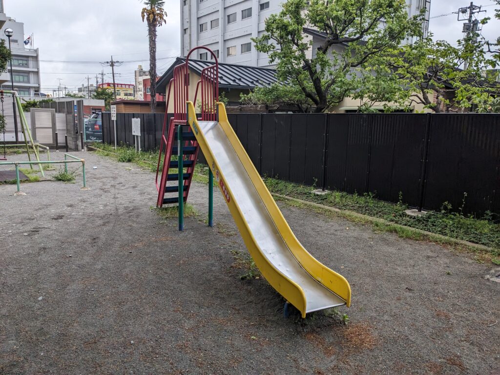 厚木市の水引第一公園の滑り台