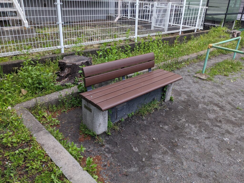 厚木市の水引第一公園のベンチ