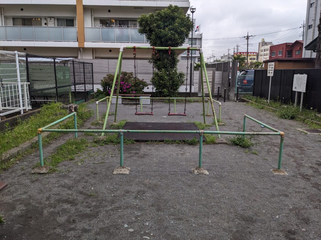 厚木市の水引第一公園のブランコ