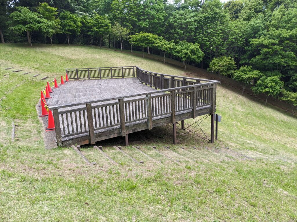 あつぎつつじの丘公園の森のステージ(使用禁止)