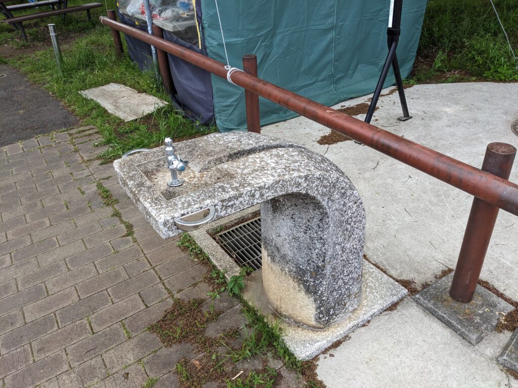 厚木市の地蔵橋親水広場(恩曽川)の水道