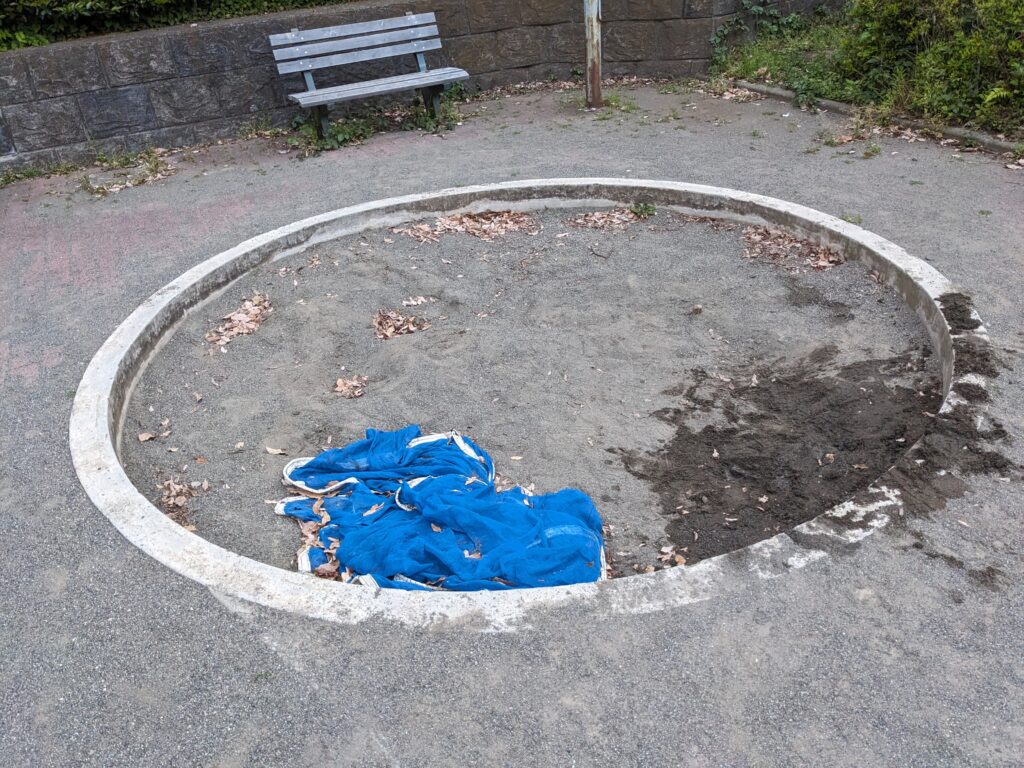 厚木市の萱山(かやま)公園の砂場