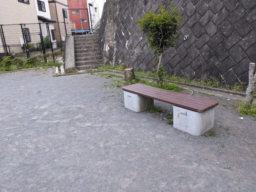 厚木市の萱山(かやま)公園のベンチ