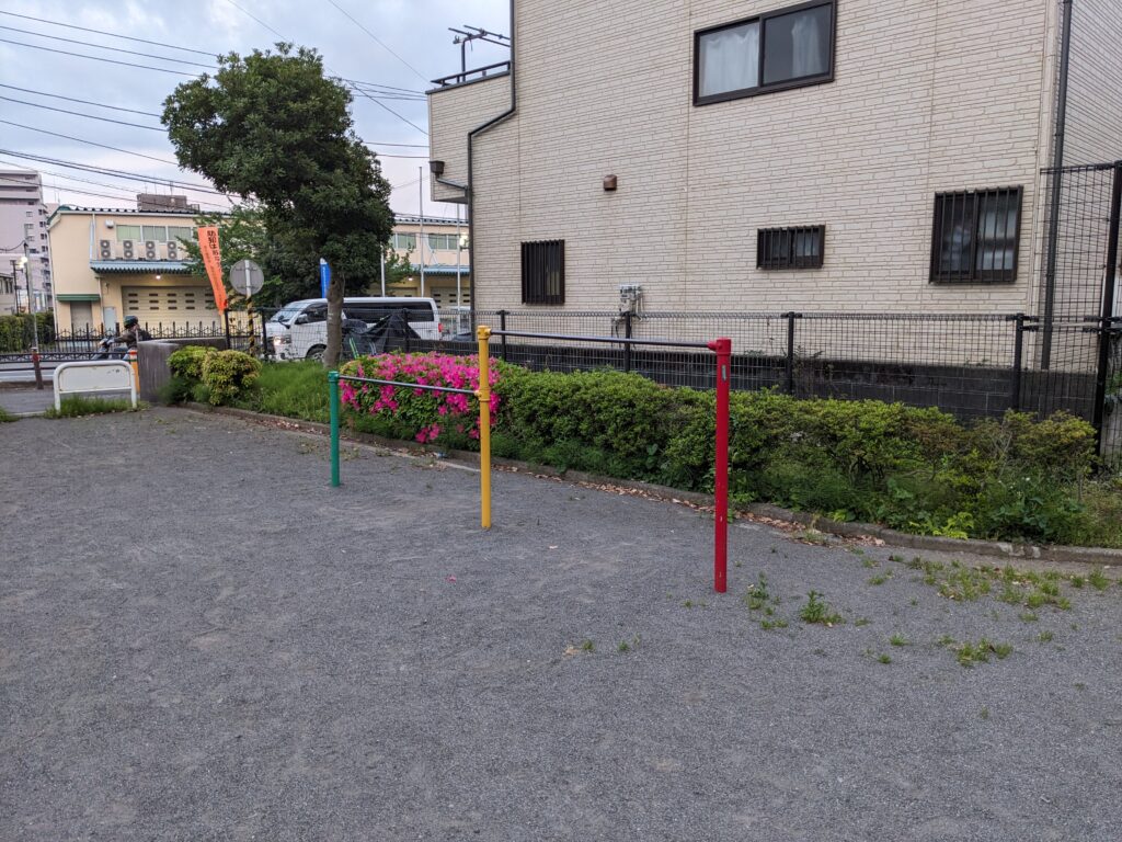 厚木市の萱山(かやま)公園の鉄棒
