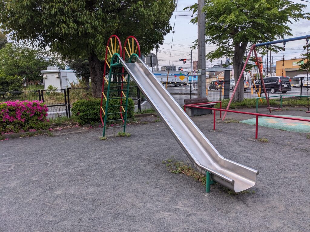 厚木市の萱山(かやま)公園の滑り台