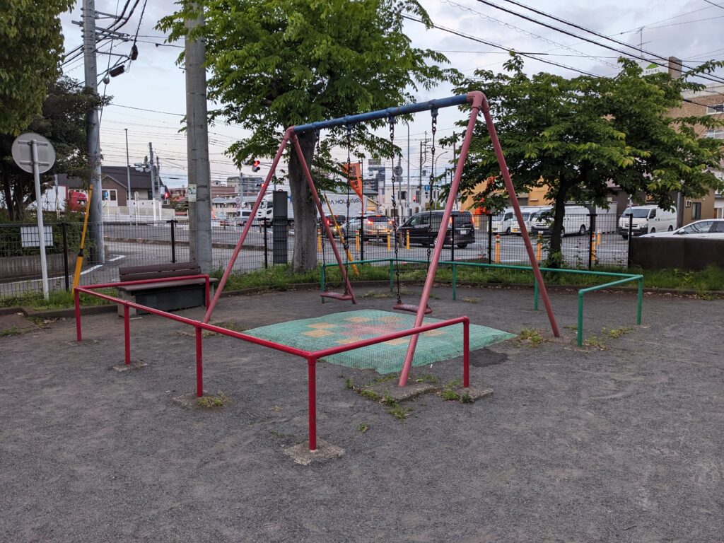 厚木市の萱山(かやま)公園のブランコ