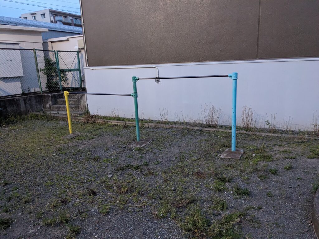 厚木市の西の前公園の鉄棒