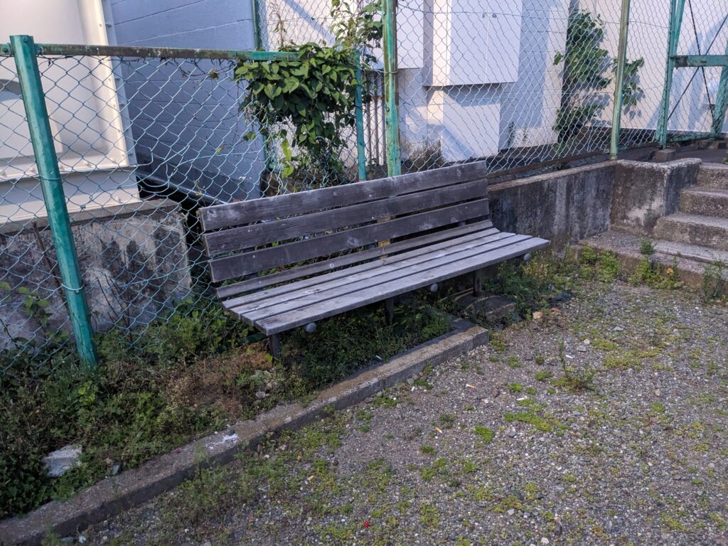 厚木市の西の前公園のベンチ