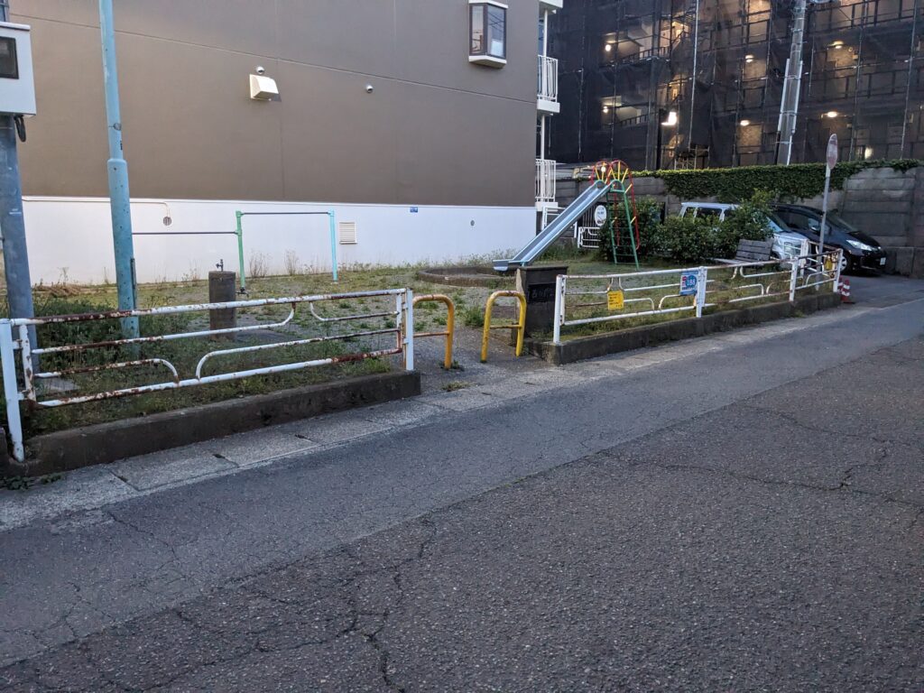 厚木市の西の前公園の外観