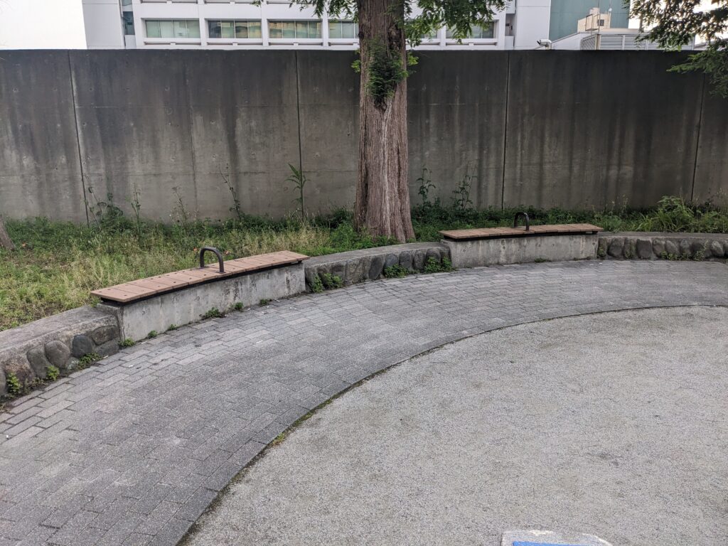 厚木市にある大手公園のベンチ