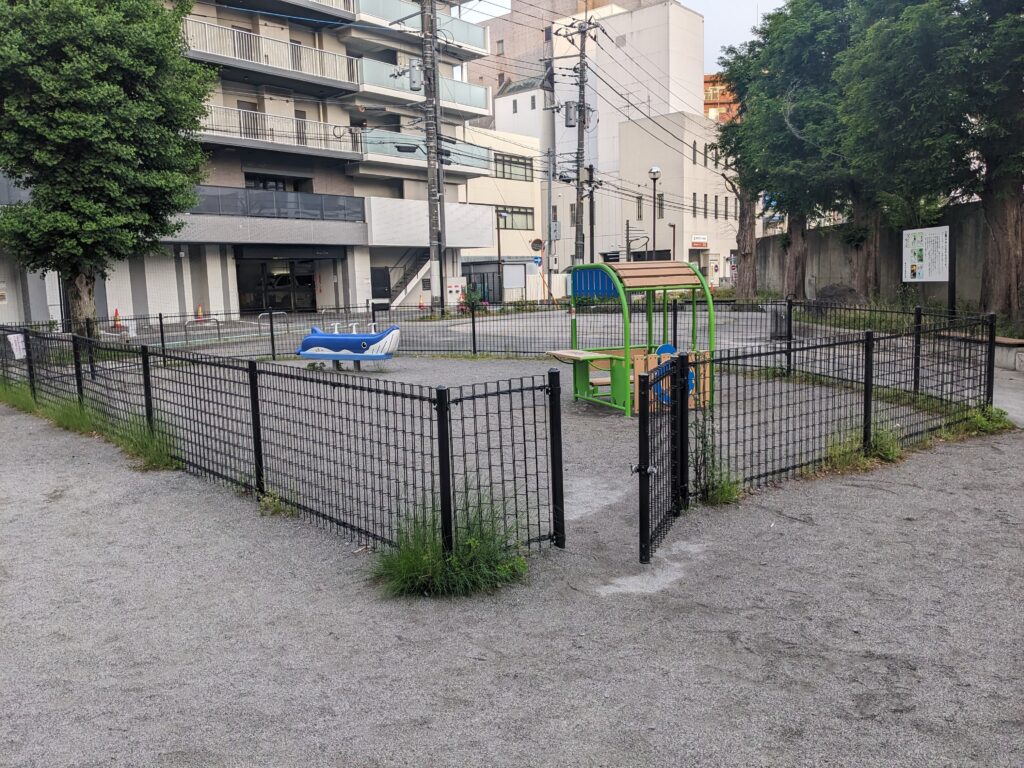 厚木市にある大手公園の遊具(小さな子供用)