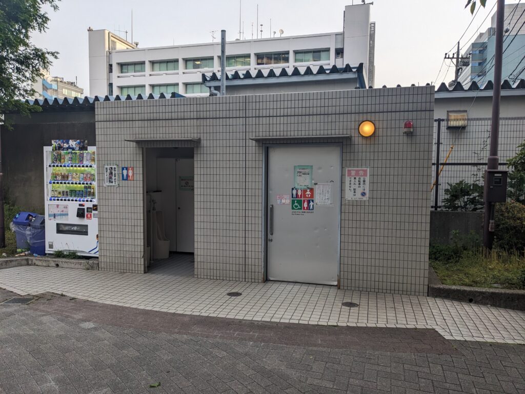 厚木市にある大手公園のトイレ