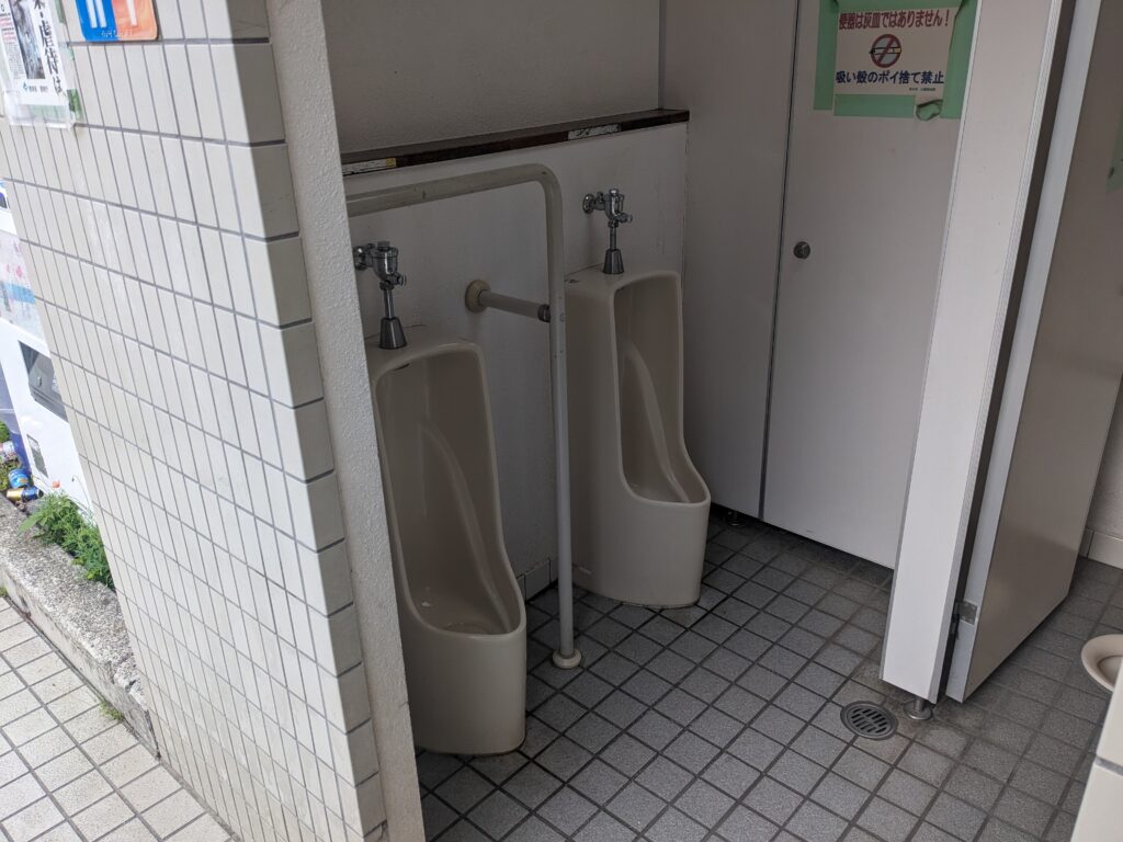 厚木市にある大手公園のトイレ(男性用小便器)