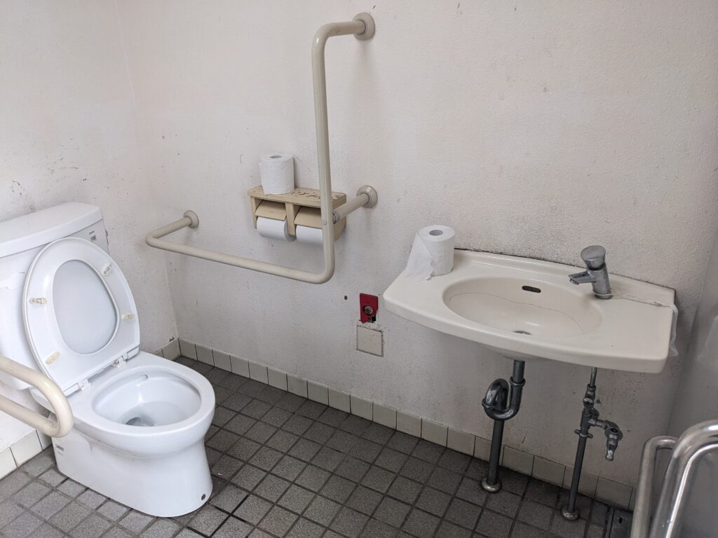 厚木市にある大手公園の多目的トイレの内部