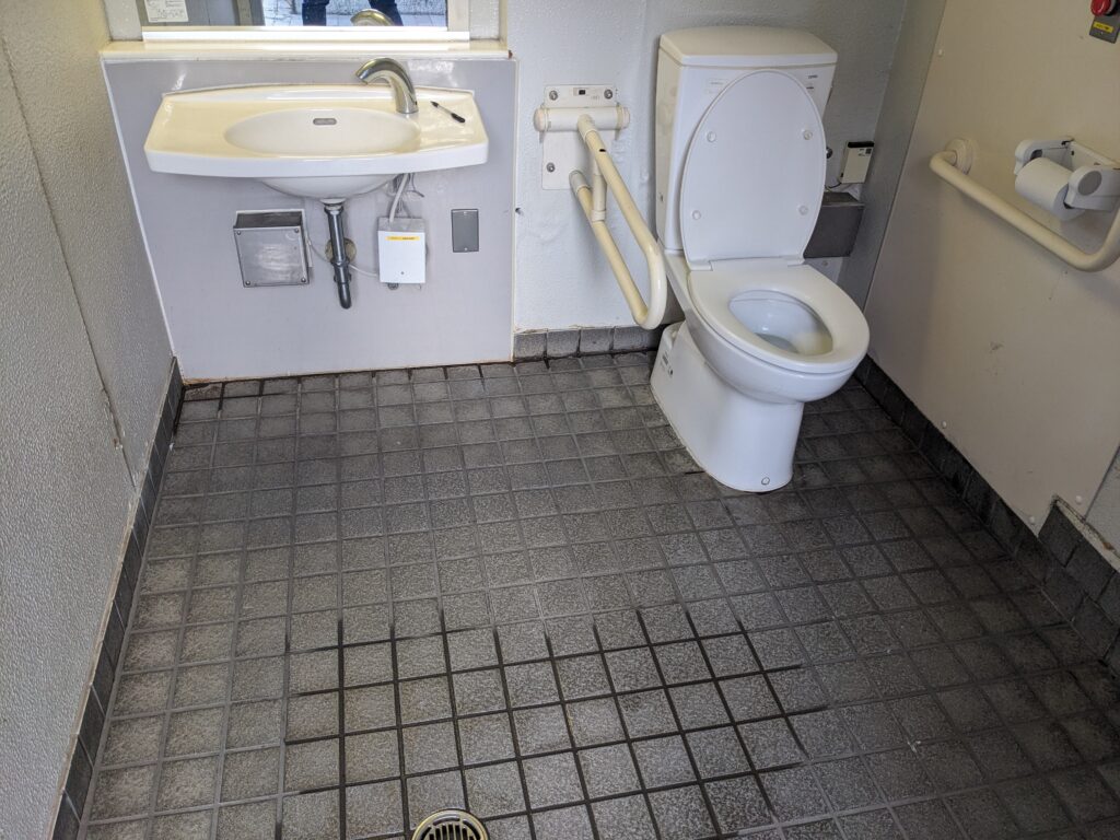 厚木公園(はとぽっぽ公園)の多目的トイレの内部