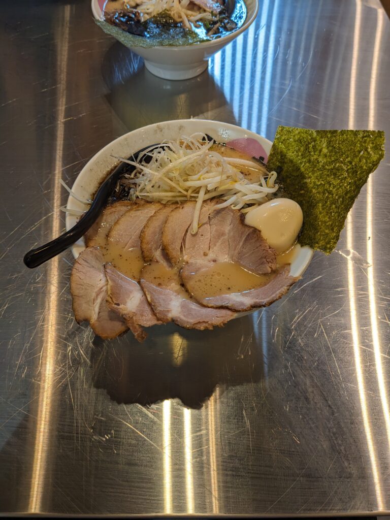 豚骨らーめん「ぶたきち」本厚木店の「ねぎちゃーしゅうめん黒(味玉トッピング)」